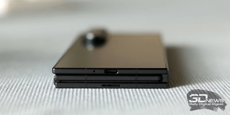  Samsung Galaxy Z TriFold, нижние грани в сложенном состоянии: второй динамик, микрофон и порт USB Type-C 