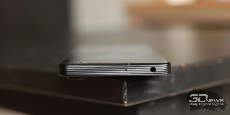  Sony Xperia 1 VII, верхняя грань: мини-джек и микрофон 