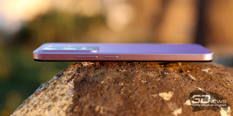  realme C85 Pro, правая грань: клавиша питания со встроенным сканером отпечатков пальцев, клавиша регулировки громкости/спуска затвора камеры 