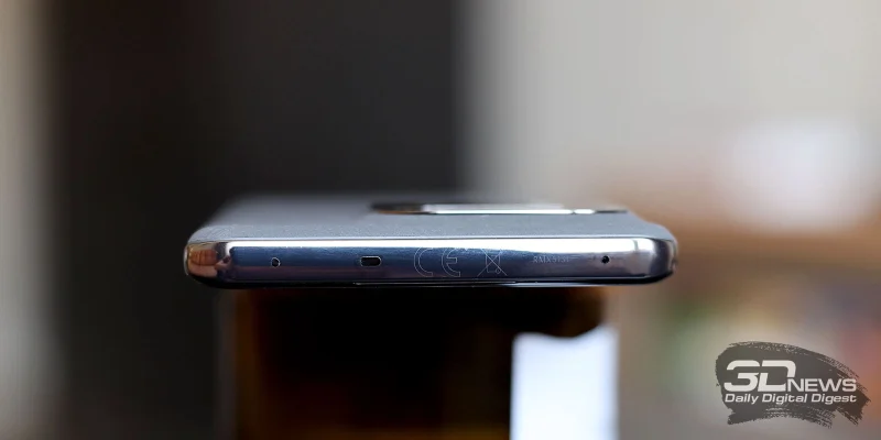  realme 16 Pro+, верхняя грань: два микрофона и дополнительная решетка динамика 