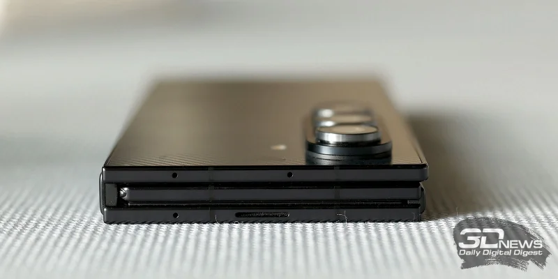  Samsung Galaxy Z TriFold, верхние грани в сложенном состоянии: динамик и три микрофона 