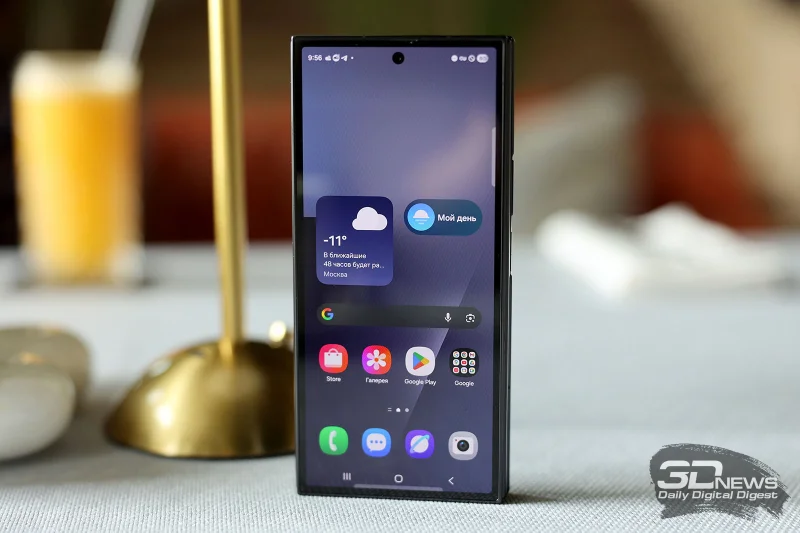  Samsung Galaxy Z TriFold, лицевая панель в сложенном состоянии: внешний экран, в его поверхности фронтальная камера в индивидуальном отверстии и разговорный динамик под верхней кромкой 