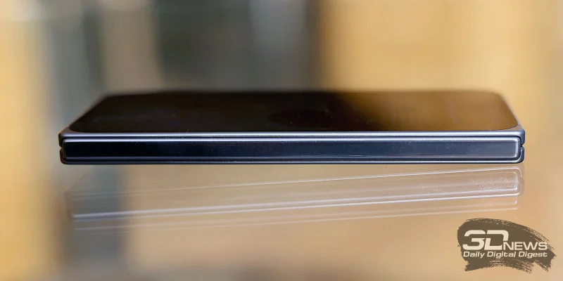 Google Pixel 10 Pro Fold в сложенном положении, левая грань: шарнир 