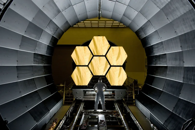  Зеркала James Webb Space Telescope (JWST) в чистой комнате как символа триумфа современных технологий тестирования. Когда код становится безупречным уравнением. Телескоп Джеймса Уэбба — живое доказательство того, что диктатура математики окупается сторицей. 