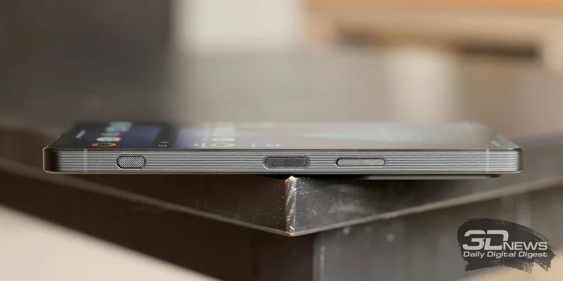  Sony Xperia 1 VII, правая грань: клавиша регулировки громкости, клавиша питания со сканером отпечатков, кнопка спуска камеры 