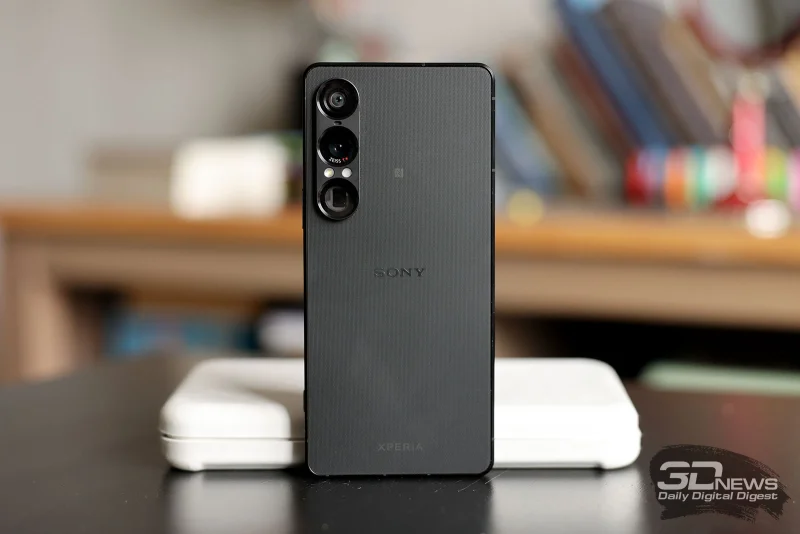  Sony Xperia 1 VII, задняя панель: в углу — блок с тремя камерами, микрофоном и одинарной светодиодной вспышкой 