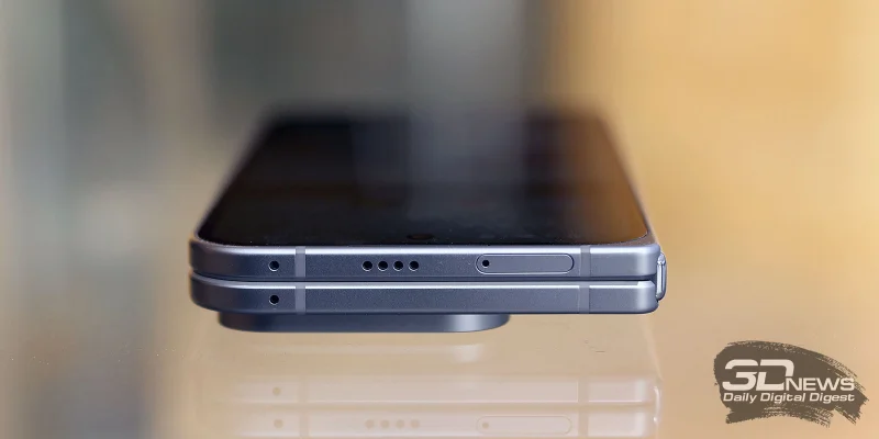  Google Pixel 10 Pro Fold в сложенном положении, верхняя грань: динамик, слот для SIM-карты, два микрофона 