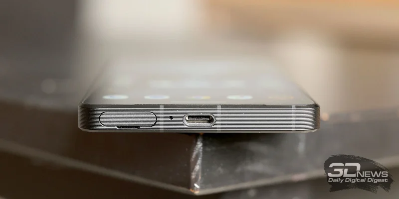  Sony Xperia 1 VII, нижняя грань: слот для SIM-карт и карты памяти, порт USB Type-C и микрофон 