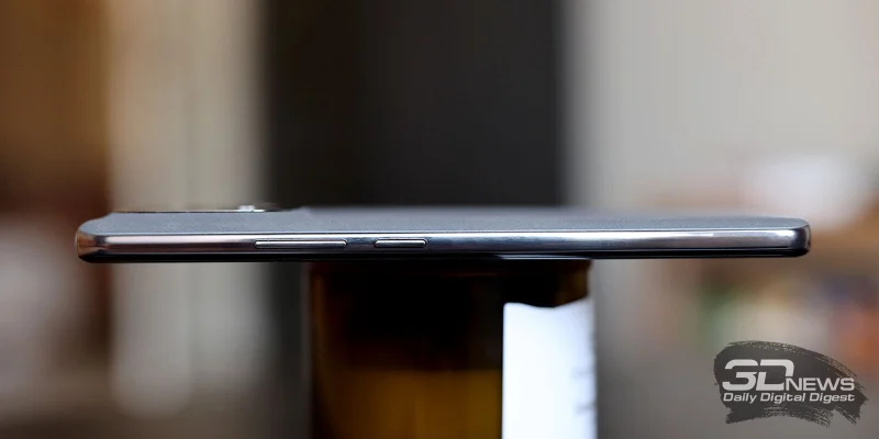  realme 16 Pro+, правая грань: клавиша питания и клавиша регулировки громкости/спуска затвора камеры 