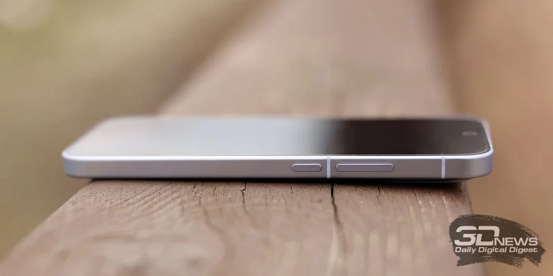  IQOO 15R, правая грань: клавиша питания и клавиша регулировки громкости/спуска затвора камеры 