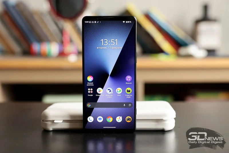  Sony Xperia 1 VII, лицевая панель: стереодинамики сверху и снизу, над экраном также находится фронтальная камера 