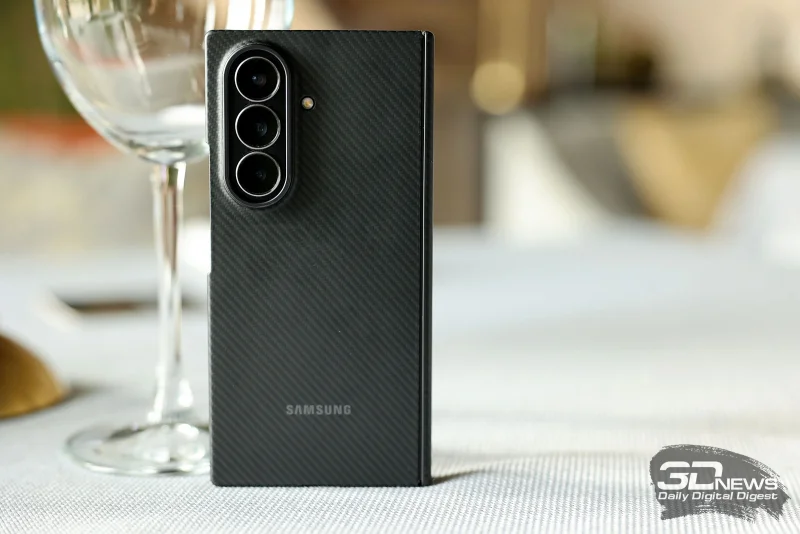  Samsung Galaxy Z TriFold в комплектном чехле 