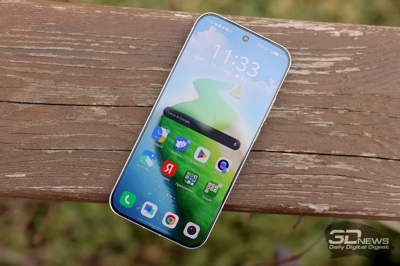  IQOO 15R, лицевая панель: в верхней части экрана по центру — фронтальная камера в индивидуальном отверстии, чуть выше — разговорный динамик 