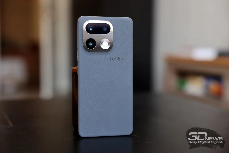  realme 16 Pro+, задняя панель: в верхней части – блок с тремя камерами и четверной светодиодной вспышкой 