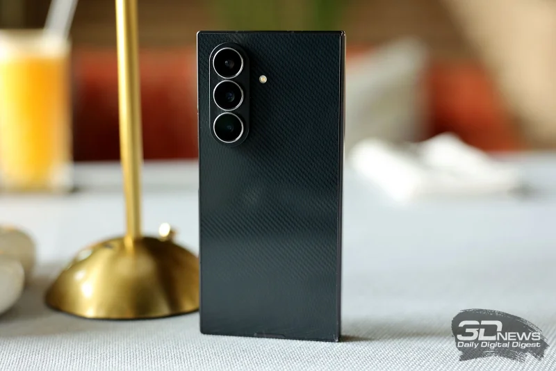  Samsung Galaxy Z TriFold, задняя панель в разложенном состоянии: блок с тремя камерами и одинарной светодиодной вспышкой 