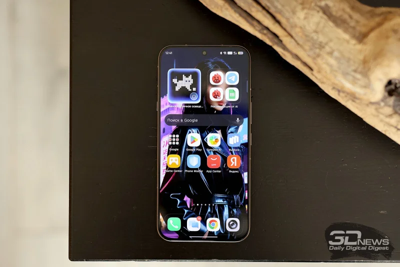  Infinix NOTE 60 Pro, лицевая панель: фронтальная камера в индивидуальном отверстии, под верхней кромкой – разговорный динамик 