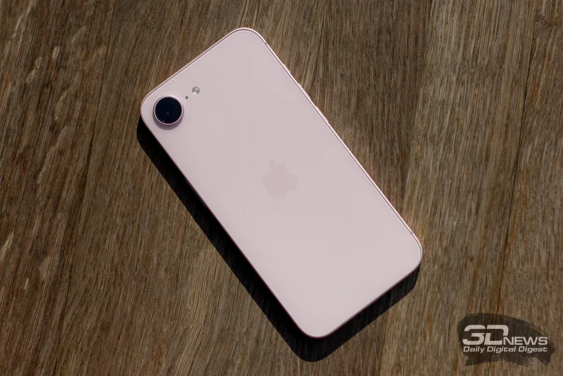  Apple iPhone 17e, задняя панель: в углу — одинокая тыльная камера, микрофон и одинарная вспышка 