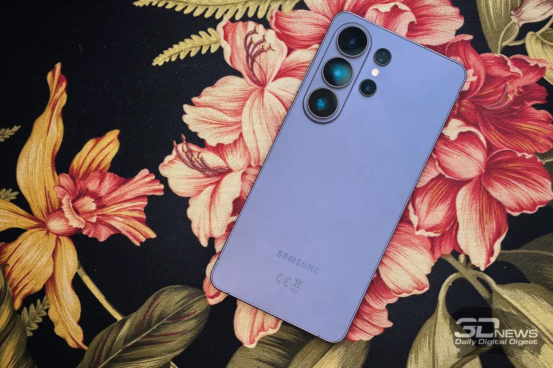  Samsung Galaxy S26 Ultra, задняя панель: в углу — четыре объектива камер, дополнительные сенсоры, светодиодная вспышка 