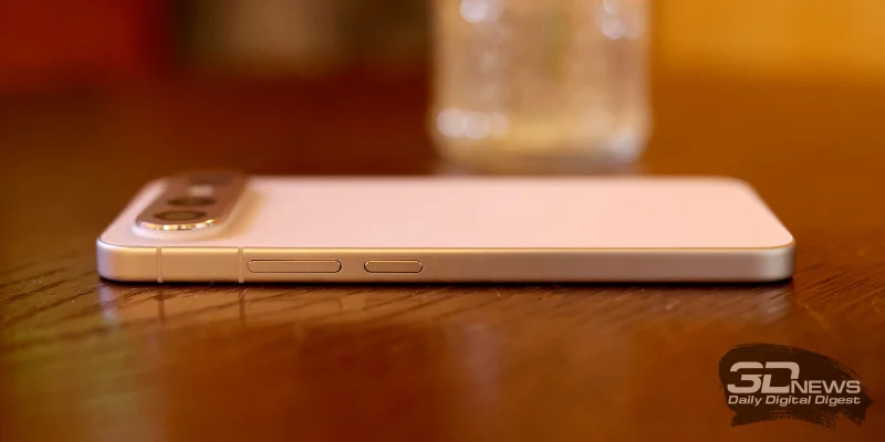  vivo X300 FE, правая грань: клавиши питания и регулировки громкости 