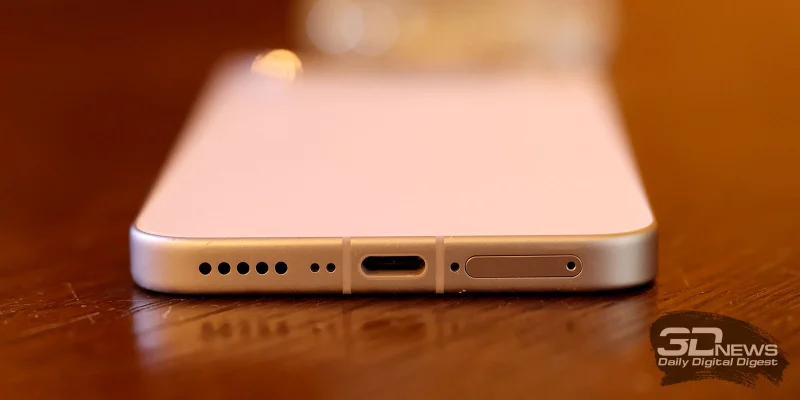  vivo X300 FE, нижняя грань: три микрофона, порт USB Type-C, динамик 