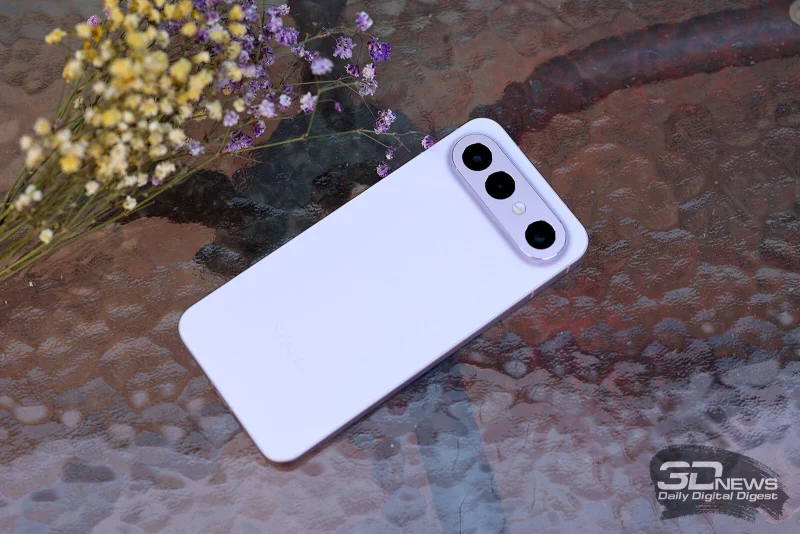  vivo X300 FE, задняя панель: в верхней части на поперечной плашке — три камеры и двойная светодиодная вспышка 