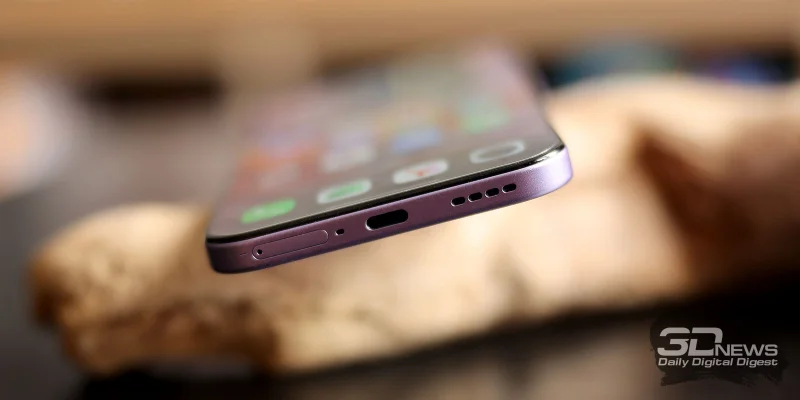  realme 16 Pro, нижняя грань: динамик, порт USB Type-C, микрофон, слот для SIM-карт 