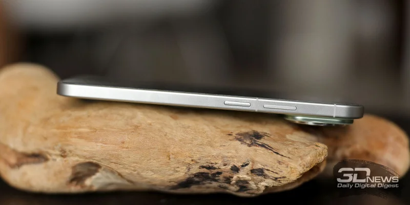  HUAWEI nova 15 Pro, правая грань: клавиша регулировки громкости/спуска затвора камеры, клавиша питания 