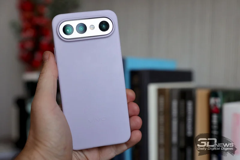  vivo X300 FE в комплектном чехле 