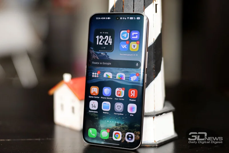  ECNO CAMON 50 Ultra, лицевая панель: в верхней части дисплея — фронтальная камера, разговорный динамик над кромкой дисплея 