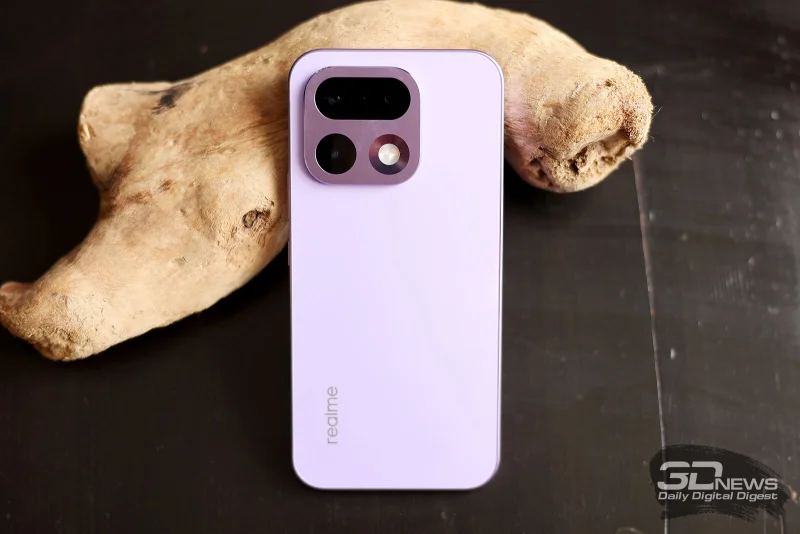  realme 16 Pro, задняя панель: в верхней части – блок с тремя камерами и четверной светодиодной вспышкой 