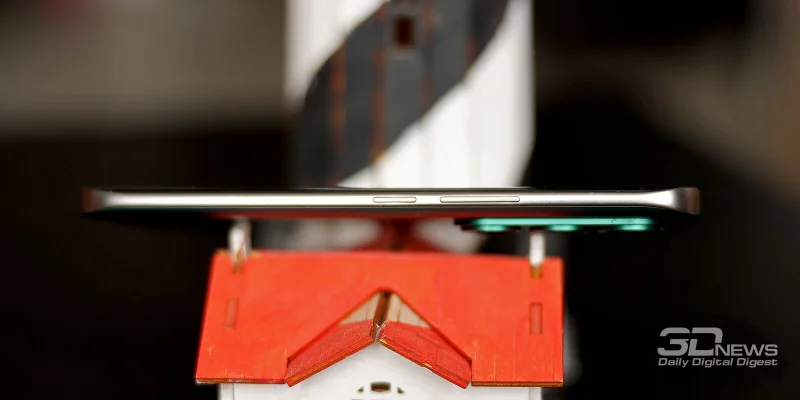  TECNO CAMON 50 Ultra, правая грань: клавиша регулировки громкости/спуска затвора камеры, а также клавиша питания 