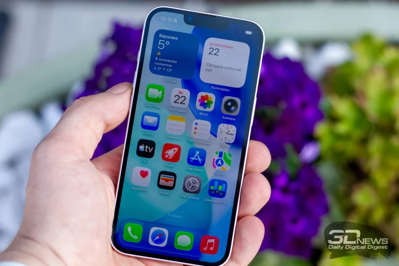  Apple iPhone 17e, лицевая панель: в верхней части экрана — вырез с фронтальной камерой и датчиком Face ID, над ним — прорезь разговорного динамика 