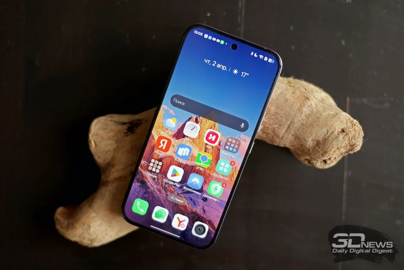  realme 16 Pro, лицевая панель: по центру в верхней части экрана — фронтальная камера, под верхней кромкой — разговорный динамик 