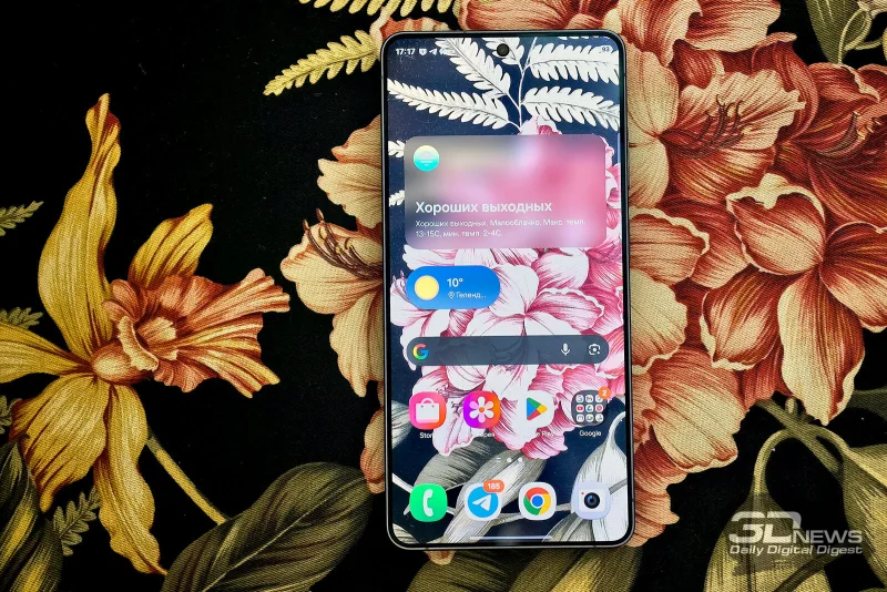  Samsung Galaxy S26 Ultra, лицевая панель: фронтальная камера в отверстии в верхней части экрана, над ней — прорезь разговорного динамика 