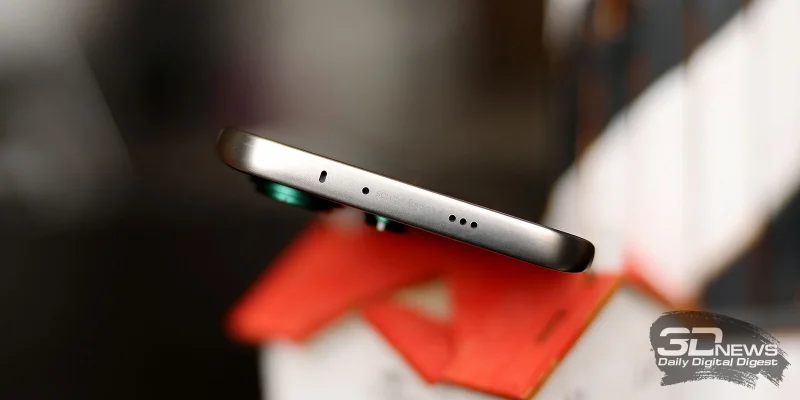  TECNO CAMON 50 Ultra, верхняя грань: микрофон, решетка вывода разговорного динамика на верхнюю грань, ИК-порт 