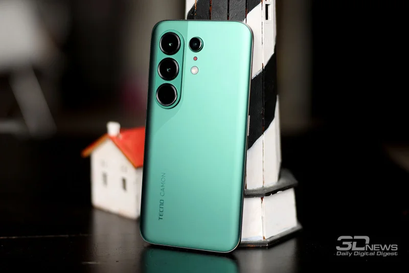  TECNO CAMON 50 Ultra, задняя панель: в углу – крупный блок с двумя камерами и датчиком FlashSnap; правее – ширрокоугольная камера, светодиодный индикатор и одинарная светодиодная вспышка 