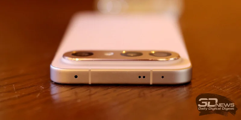  vivo X300 FE, верхняя грань: микрофон, решетка вывода звука с разговорного динамика на верхнюю грань, ИК-порт 