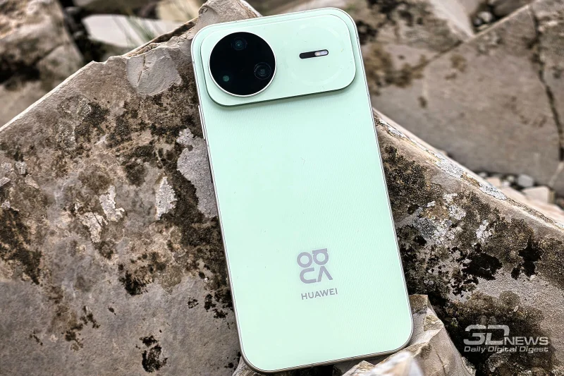  HUAWEI nova 15 Pro, задняя панель: в левом верхнем углу — блок с тремя камерами и сенсорами, правее — двойная вспышка и дополнительные датчики 