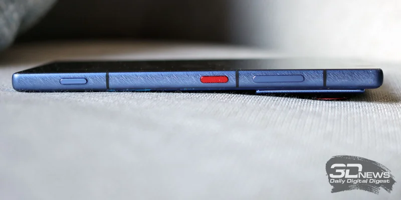  nubia Z80 Ultra, правая грань: клавиша питания, клавиша регулировки звука и кнопка включения и спуска камеры 
