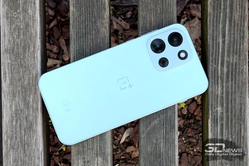  OnePlus Nord 6, задняя панель: в углу – блок с двумя камерами и одинарной светодиодной вспышкой 