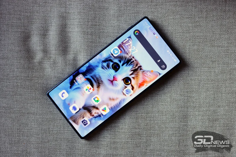  nubia Z80 Ultra, лицевая панель: под верхней кромкой — разговорный динамик, в верхней части экрана по центру — почти невидимая скрытая фронтальная камера 