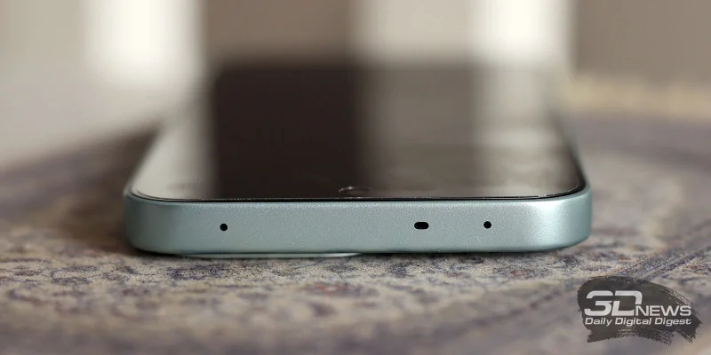  OnePlus Nord 6, верхняя грань: микрофон и отверстие вывода разговорного динамика 